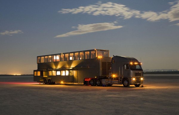 Този единствен по рода си дом на колела е създаден за актьора Уил Смит от Anderson Mobile Estates. Вместо да спи по в хотели, холивудската звезда поръча този гигант, за да има къде да остане след дълъг снимачен ден.

Наречен The Heat (Жегата), той струва на Уил $2,5 милиона долара, платени за два луксозни етажа на колела.
